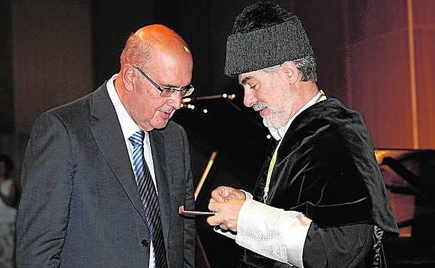 Lizardo Martell recibió de manos de Regidor la medalla de la ULPGC.