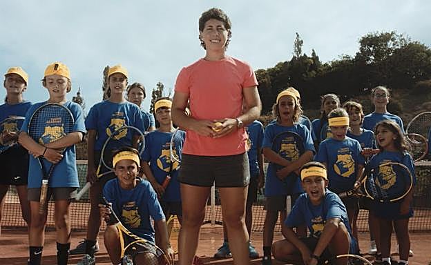 Carla Suárez participa en el anuncio junto a niños y niñas de la Tennis Academy El Cortijo. 