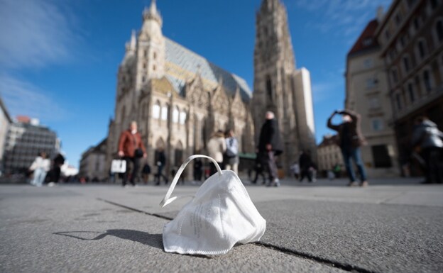 Mascarilla arrojada al suelo en una de las zonas turísticas de Viena. 