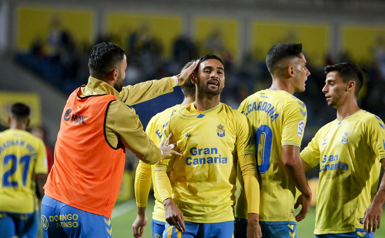 Benito, felicitado por Sadiku, tras propiciar el gol que le dio el triunfo a la UD ante el Sporting, el pasado 3 de diciembre. Desde entonces, no hay triunfos en casa. 
