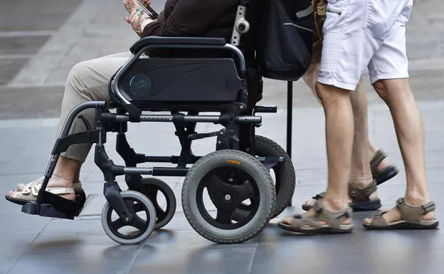 Imagen de archivo de una mujer en silla de ruedas paseando junto a otras dos en la capital grancanaria. 