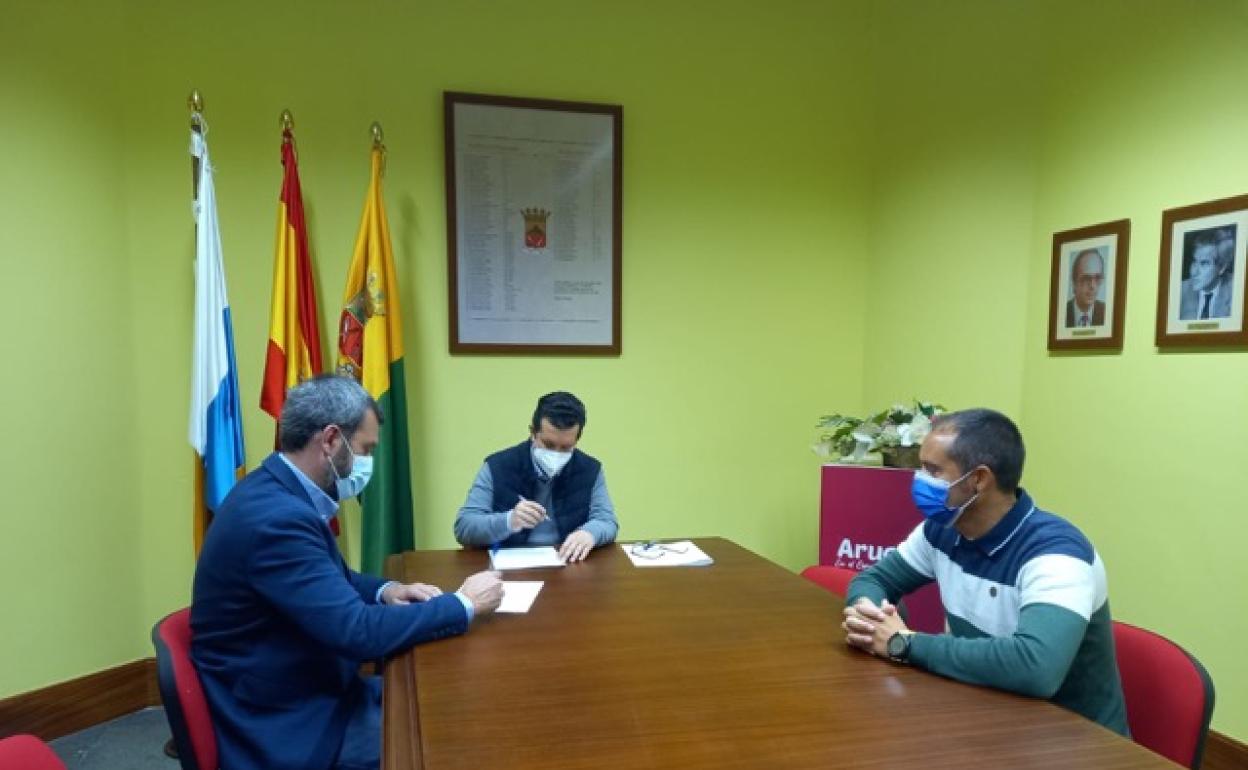 Momento de la firma del convenio entre el Ayuntamiento der Arucas y el Colegio de Veterinarios. 