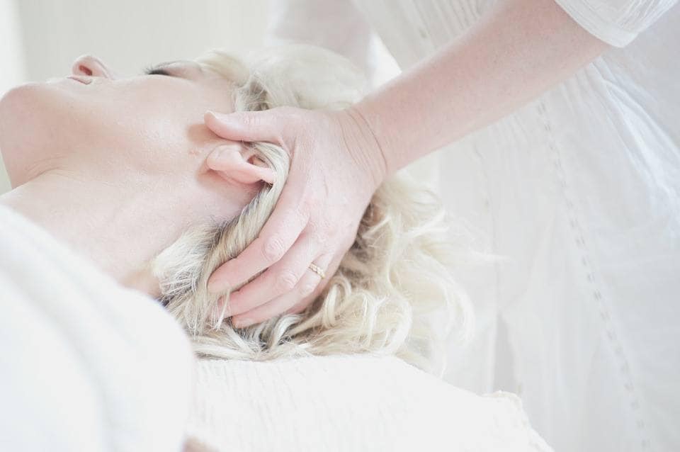 Mujer recibiendo un masaje de cabeza; imagen extraída del banco de imágenes de Pixabay. 