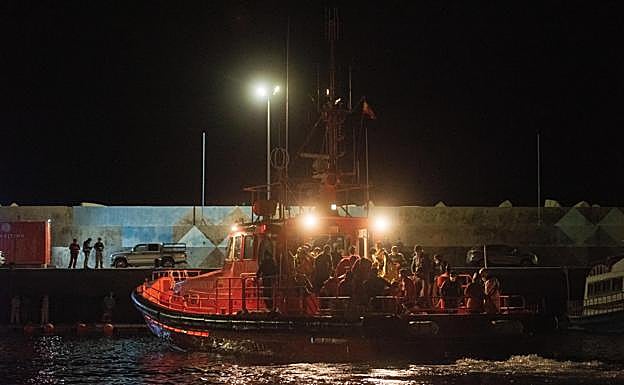 Salvamento Marítimo rescata una de las últimas embarcaciones llegadas a la isla de Fuerteventura, con al menos una víctima a bordo. 
