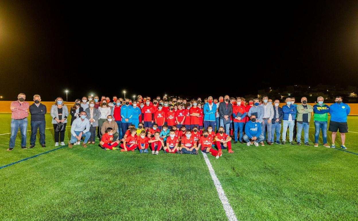 Foto de familia del acto de inauguración del renovado campo de fútbol de Sardina de Gáldar. 