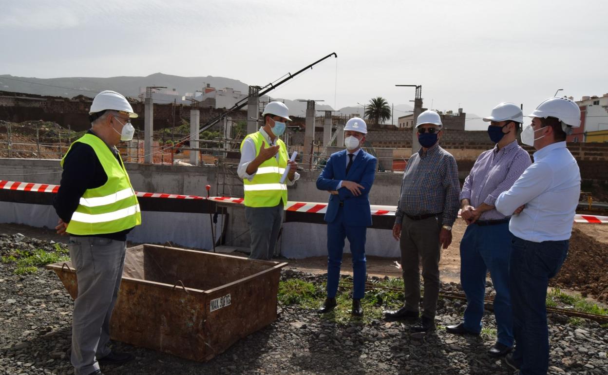 El alcalde de Gáldar y los promotores de la nueva gasolinera, donde irá una zona de ocio. 