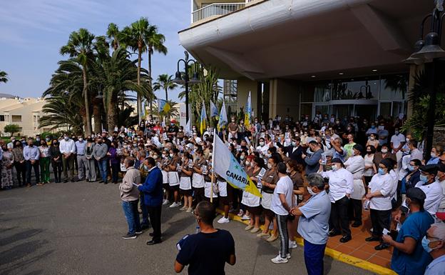 Trabajadores y políticos, en el acto de apoyo celebrado ante el hotel Oliva Beach, en Corralejo.