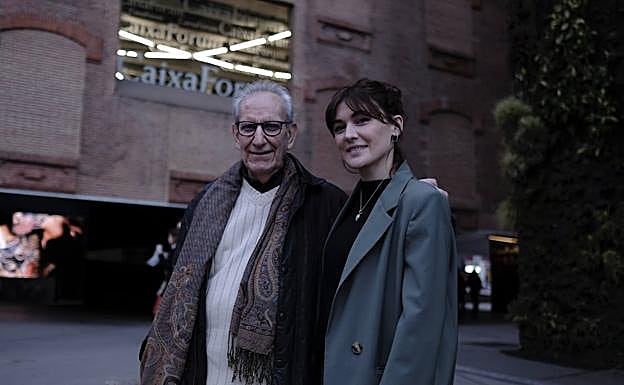Jaime Chávarri y Marta Nieto, junto al reconocible jardín vertical del exterior de CaixaForum. 