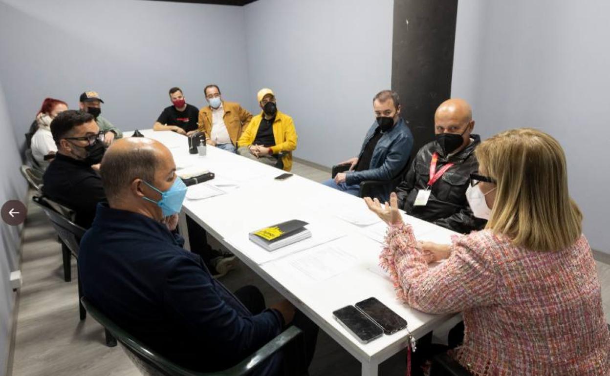 Diseñadores y artistas del Carnaval reunidos con la concejala responsable de las fiestas, Inmaculada Medina