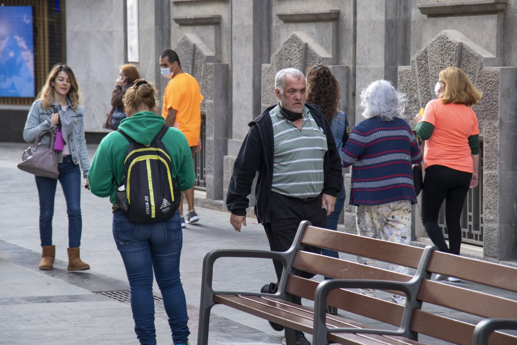 Personas caminan por la calle de Triana este jueves, día en el que la mascarilla dejó de ser obligatoria en exteriores. 