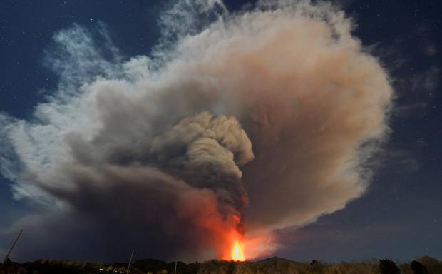 Erupción del Etna, en Sicilia, durante la noche del jueves.