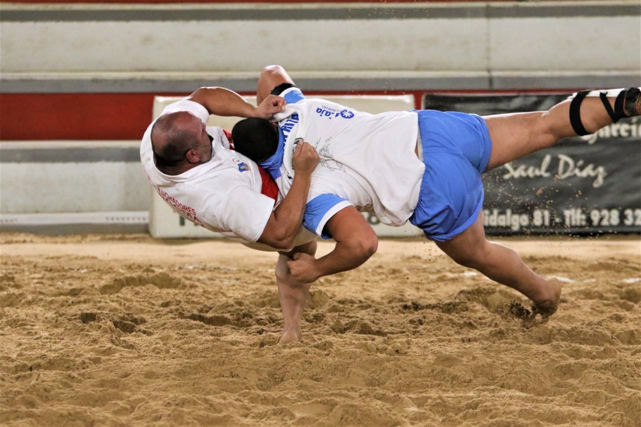 Alberto González, del Adargoma, junto con Yerover García, del Santa Rita. 