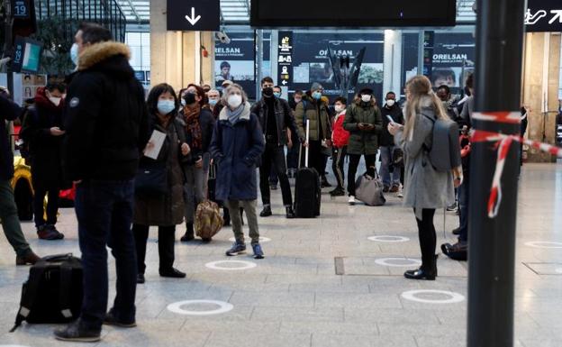 La policía abate a un hombre armado en una estación de París