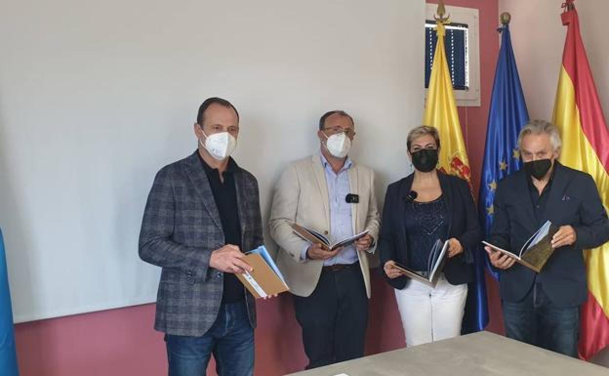 Un momento de la presentación, con Óscar Hernández, Francisco García, Ana Hernández y Ángel Luis Aldai. 