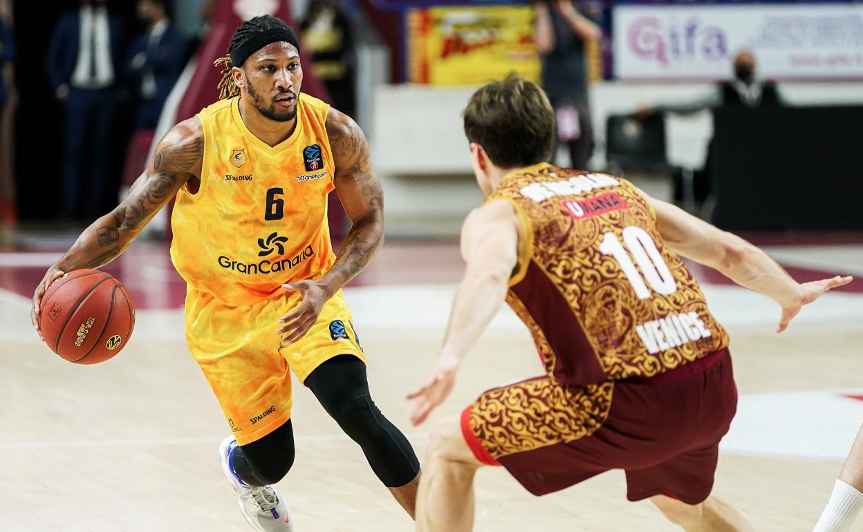 El director de juego francés Andrew Albicy domina el balón durante el partido en Venecia. 