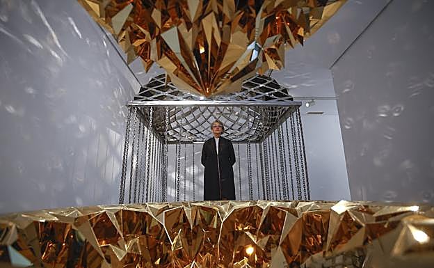 La artista iraní Arita Shahrzad posa entre las dos primeras piezas con las que arranca su exposición en San Antonio Abad. 