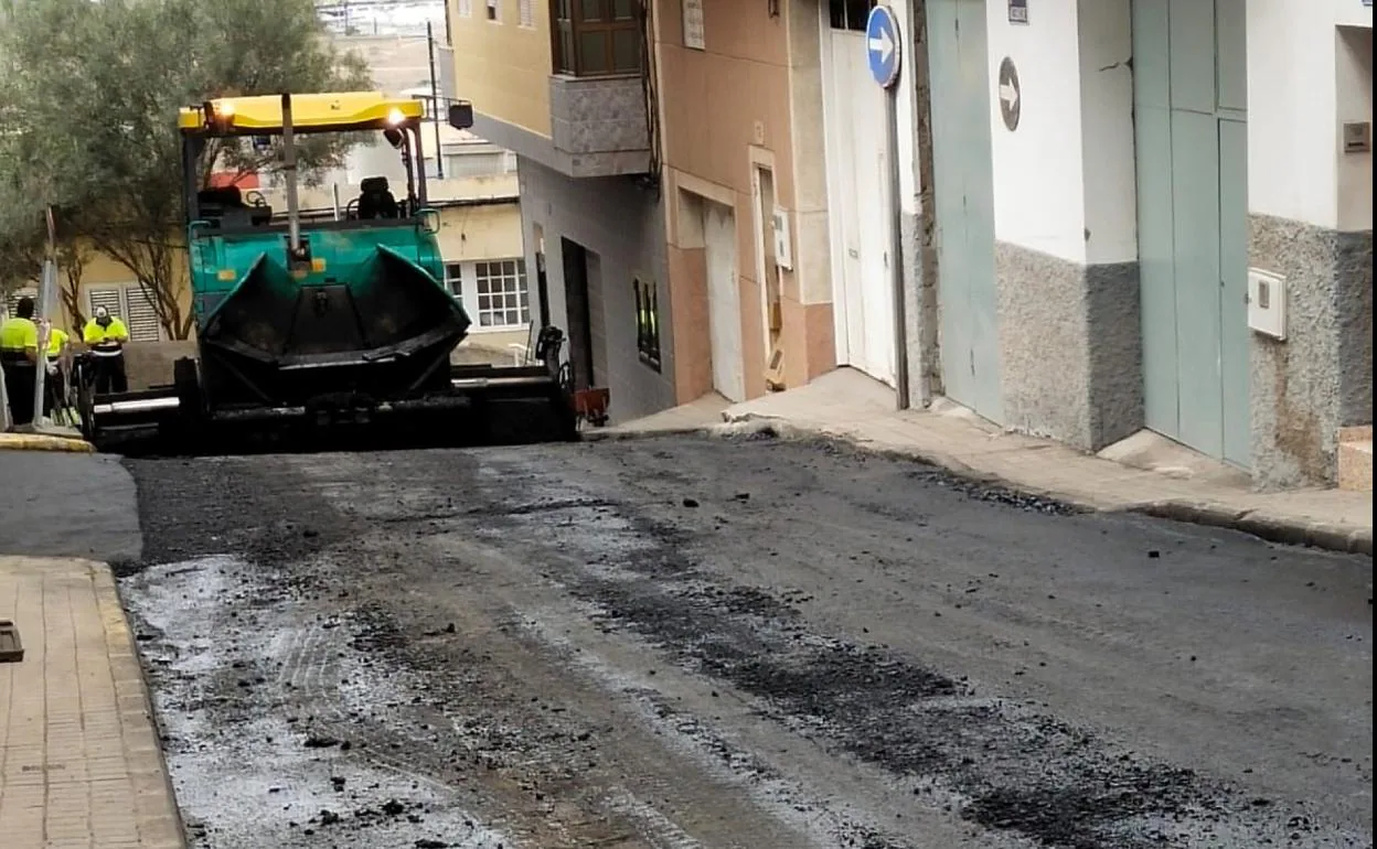 Imagen de los trabajos de asfaltado que se acometen en varias vías del barrio capitalino. 