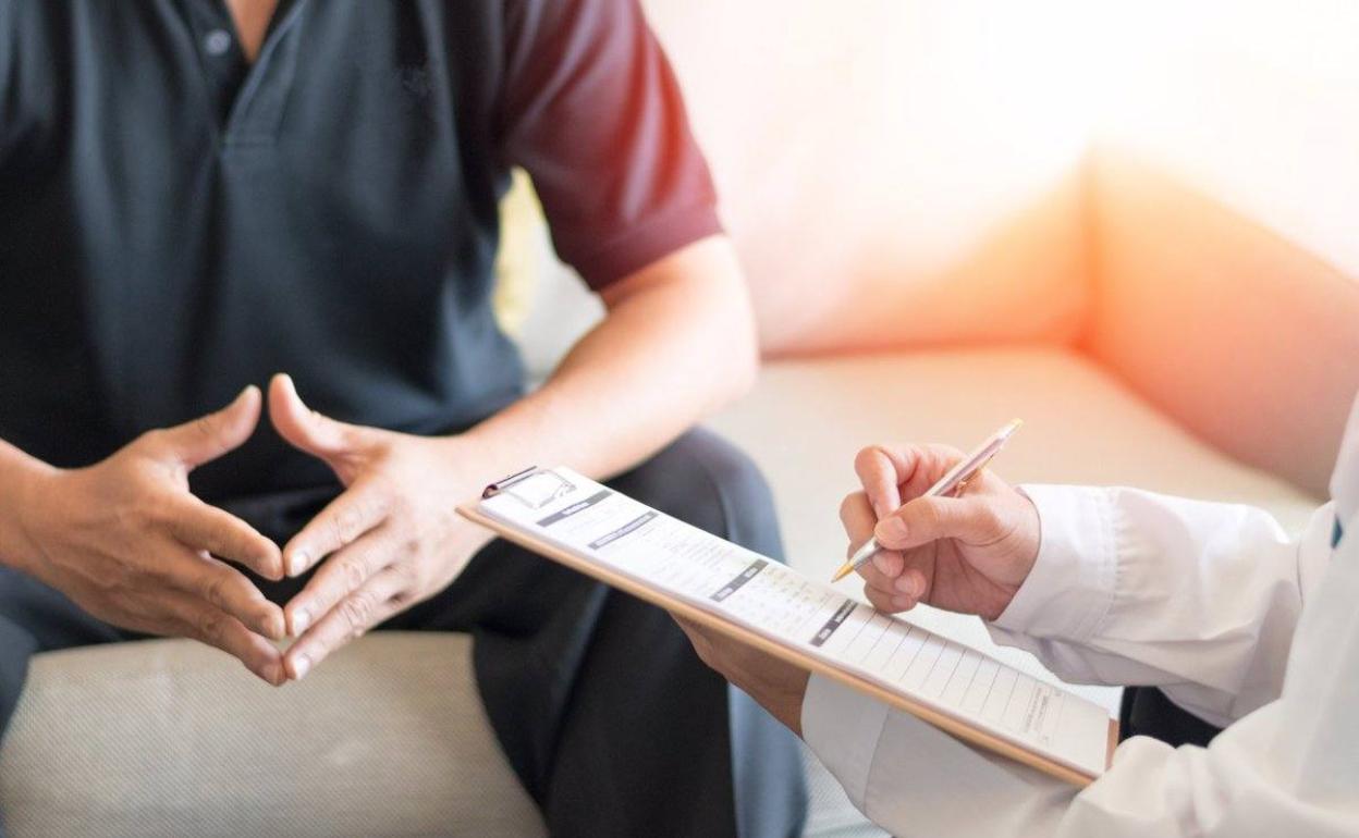 Imagen de archivo de un hombre en la consulta del médico. 