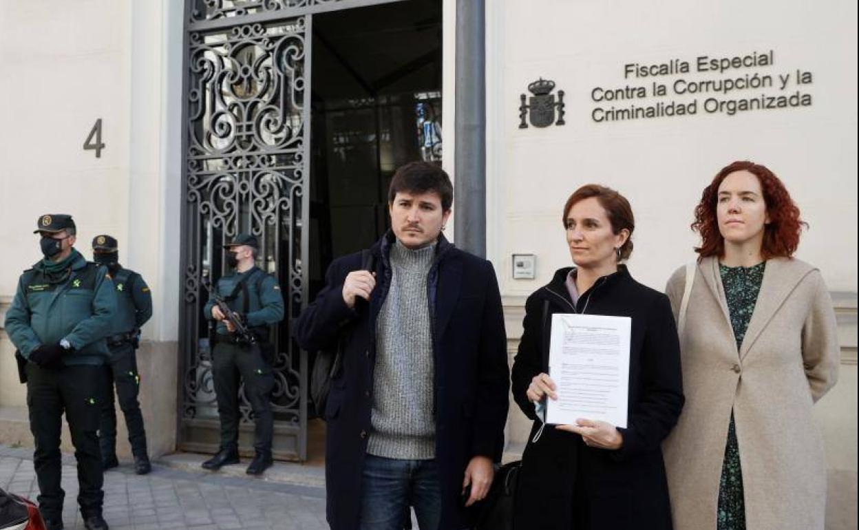 La portavoz de Más Madrid, Mónica García, presenta la denuncia este viernes en la sede de la Fisaclía Anticorrupción.
