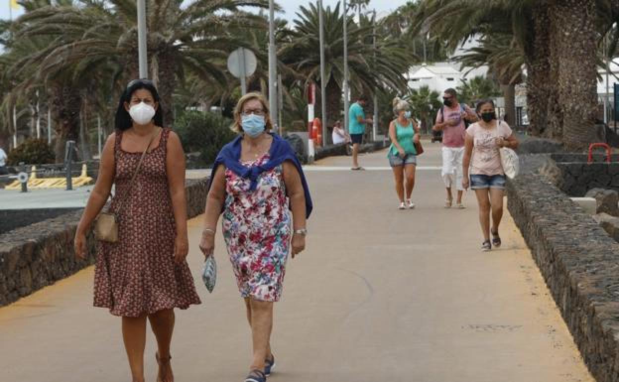 Turistas en Costa Teguise. 