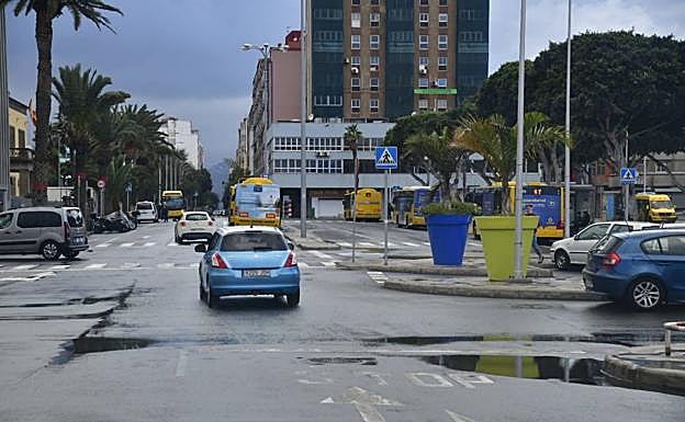 Las escasas lluvias del sábado originaron charcos en la capital grancanaria. 
