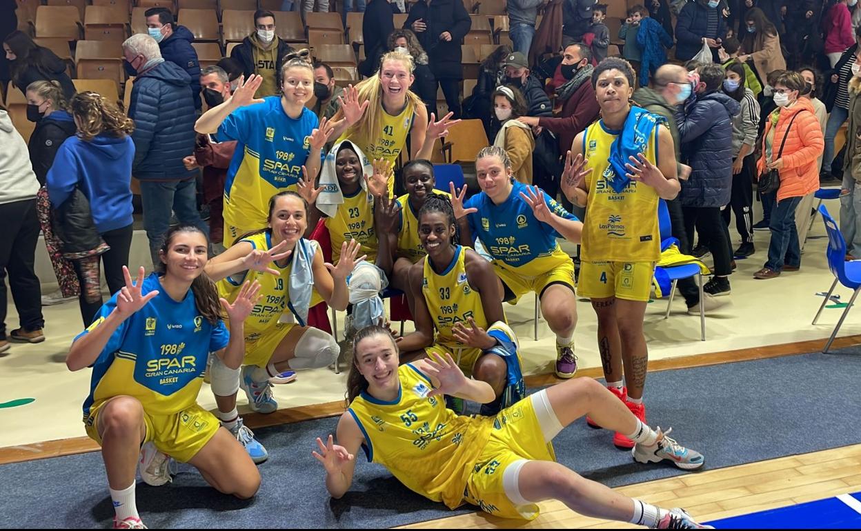 Las jugadoras del SPAR posan sonrientes en Vitoria con Sika Koné en el centro dejando constancia de un triunfo para recordar por todas las circunstancias que se produjeron en torno al choque. 