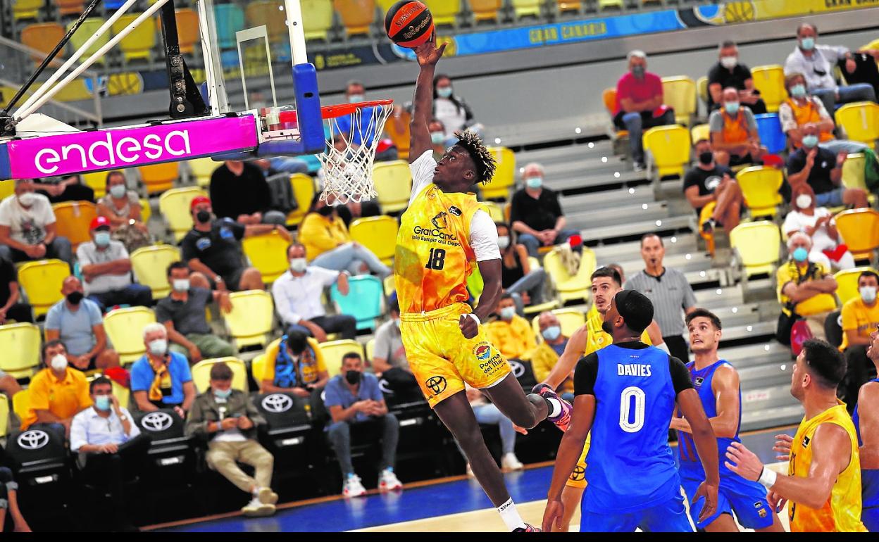 El interior senegalés Khalifa Diop machaca el aro durante el encuentro entre el Gran Canaria y el Barça en el Arena. 