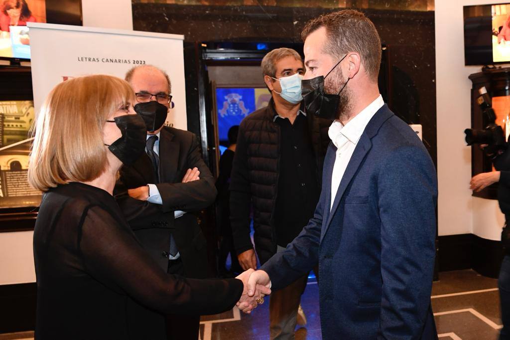 Fotos: Acto institucional de homenaje a Dolores Campos-Herrero en el Teatro Guiniguada de Las Palmas de Gran Canaria