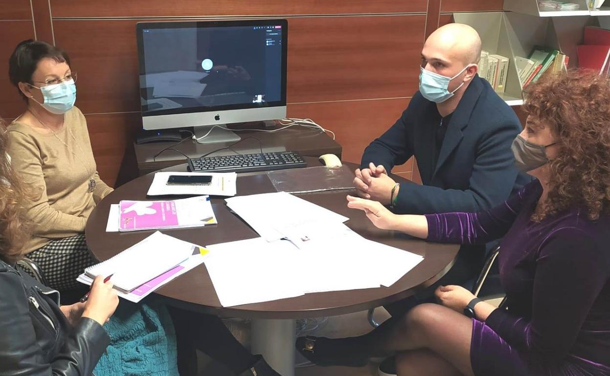 Elena Felipe (i), Emma Colao (d), junto a Beatriz Barrera, ayer, en una reunión en la Diputación del Común. 