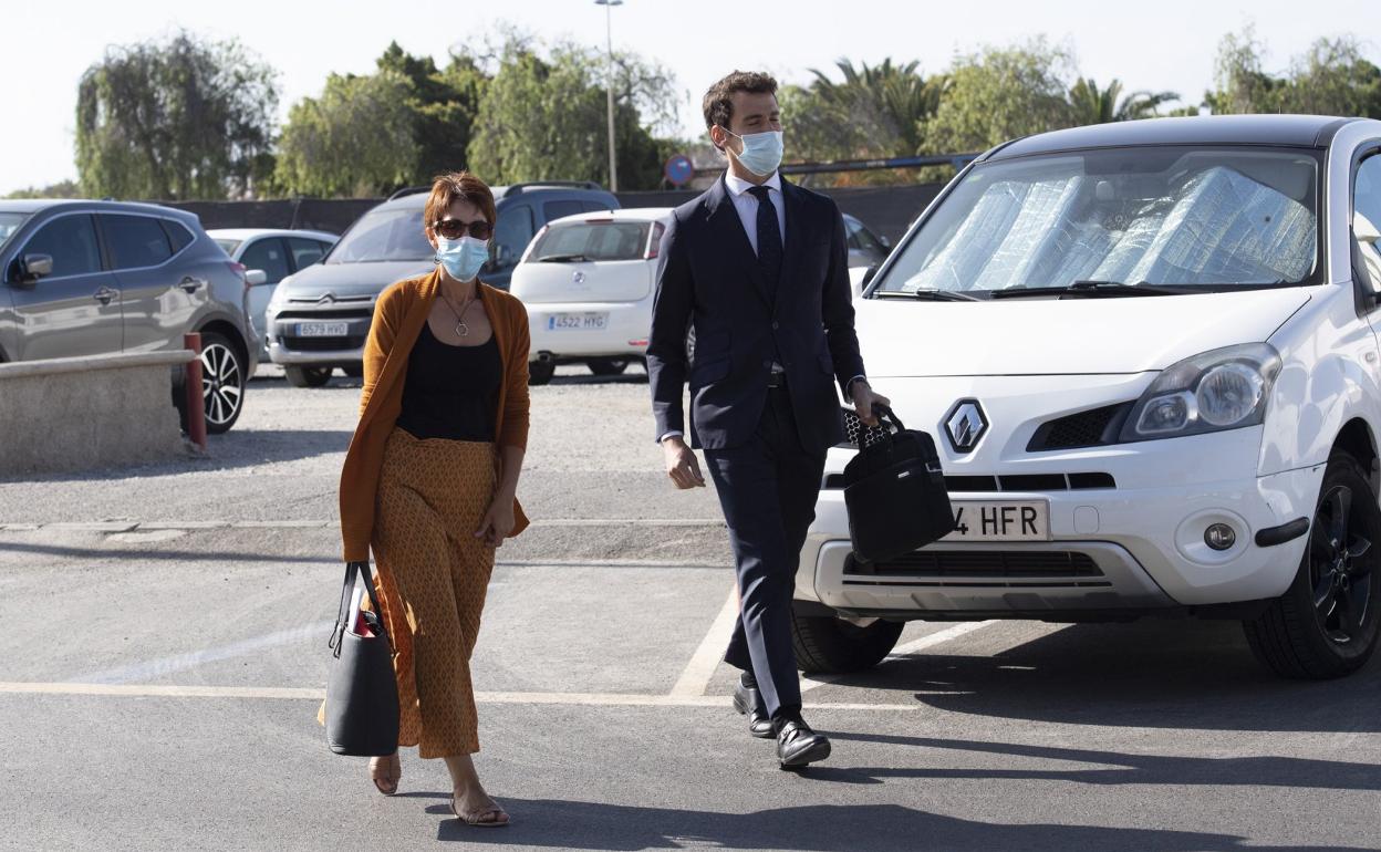 En la imagen, Onalia Bueno llegando al juzgado junto a su abogado. 