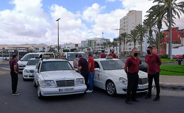 Taxistas de La Oliva, apoyando las reivindicaciones de los trabajadores de los dos hoteles. 