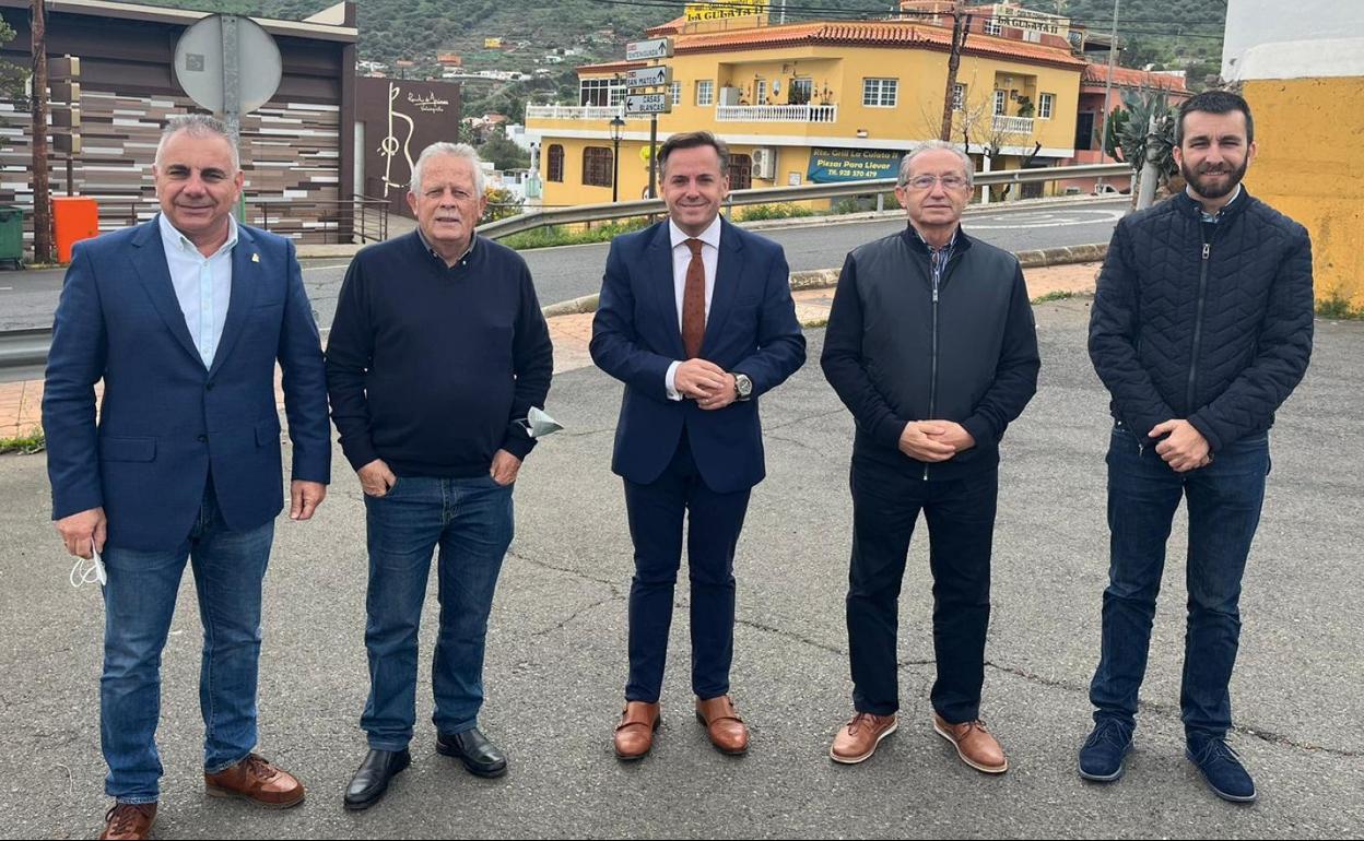 Imagen de la reunión mantenida por Manuel Aviñó (centro) con el CD Azuatil. 