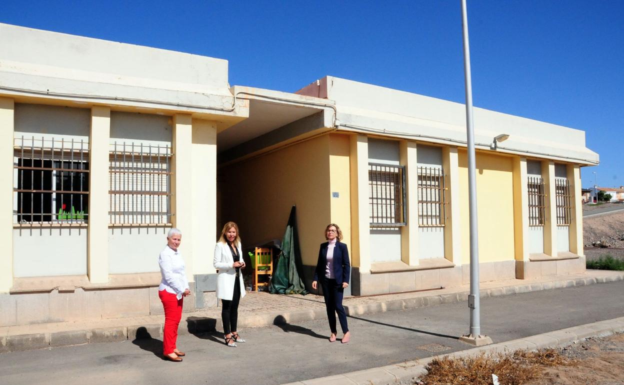 Clara Inés Martel, Candelaria González y Conchi Narváez, en las puertas del colegio. 