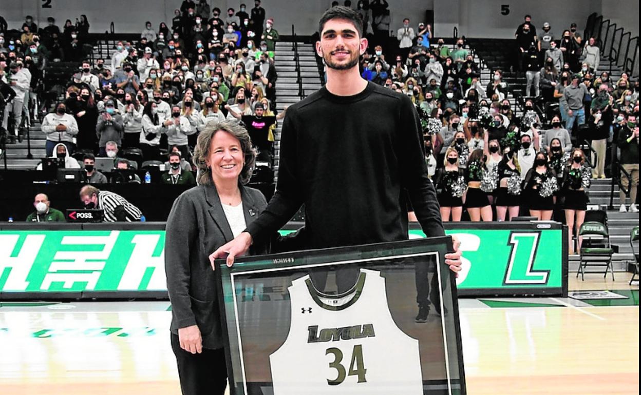 El grancanario Santi Aldama posa con el regalo de su exuniversidad. 