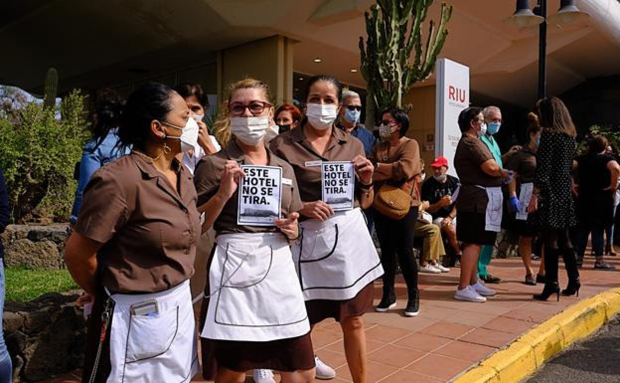 Concetnración de trabajadores a las puertas del hotel Oliva Beach, en Corralejo. 