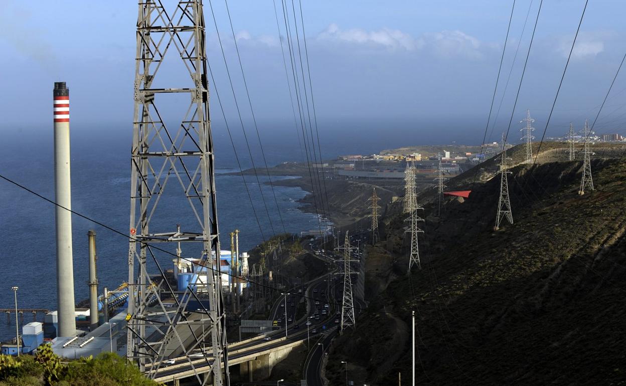 Torretas y tendidos aéreos en la central de Jinámar. 