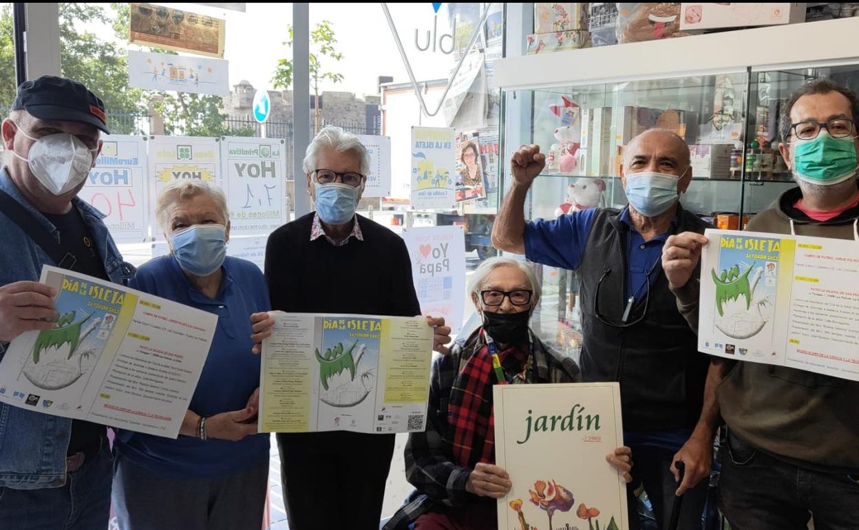 Miembros del Foro por La Isleta con el programa de actos junto a Pepe Dámaso. 