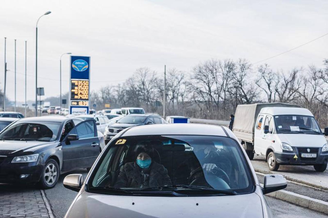 Vehículos en Kramatorsk, en Donetsk, al oriente de Ucrania, acuden a una gasolinera.