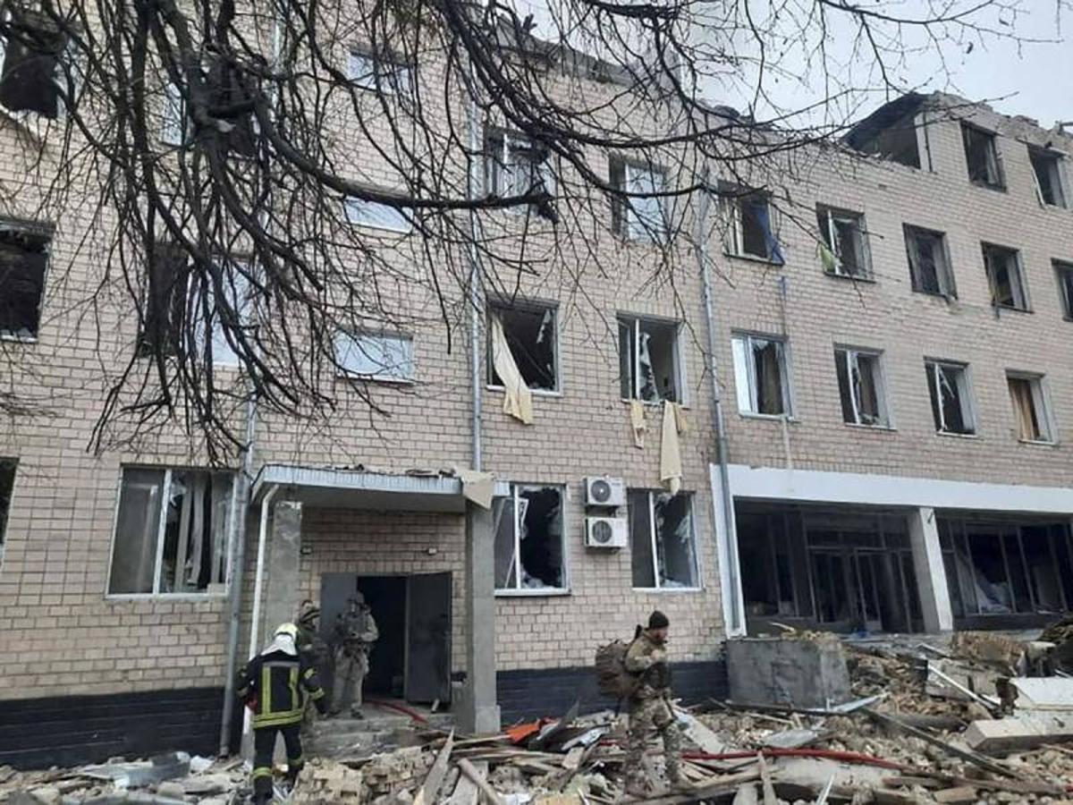 Las secuelas de una explosión en las instalaciones de un edificio de una unidad militar en Kiev.
