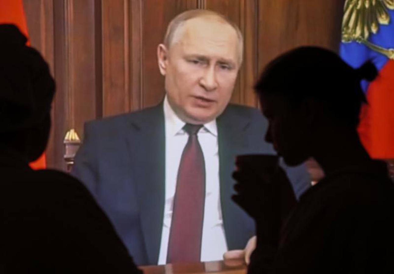 El pueblo ruso ve el discurso televisado especial del presidente ruso, Vladimir Putin.