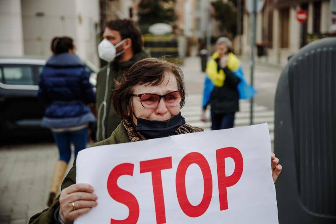 Una mujer sostiene un cartel de STOP en la puerta de la embajada Rusa en Madrid.