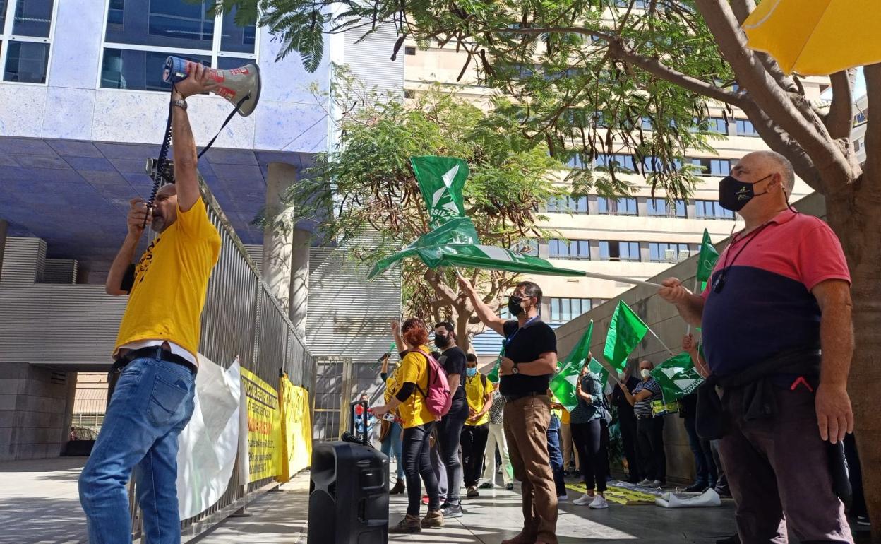 Los interinos protestan a las afueras del edificio de usos múltiples, donde ser reunió la Mesa General de Negociación.