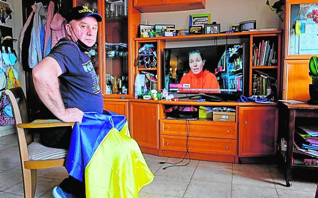 Oleg Lisovskyy, en su casa de Puerto del Rosario, con la bandera ucraniana. 