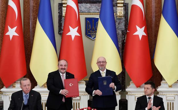 El presidente ucraniano Volodymyr Zelensky y su homólogo turco Recep Tayyip Erdogan asisten a una ceremonia de firma de documentos.