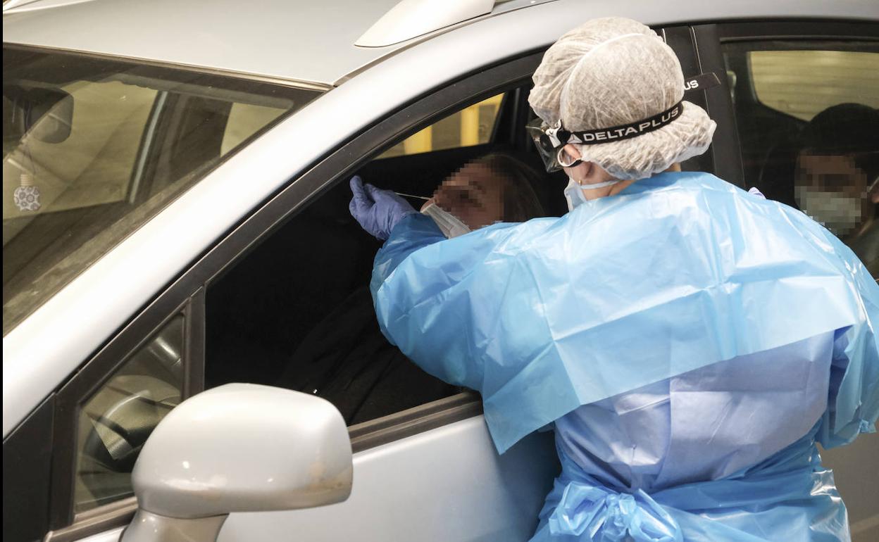 Canarias notifica tres muertes y 1.871 casos de covid