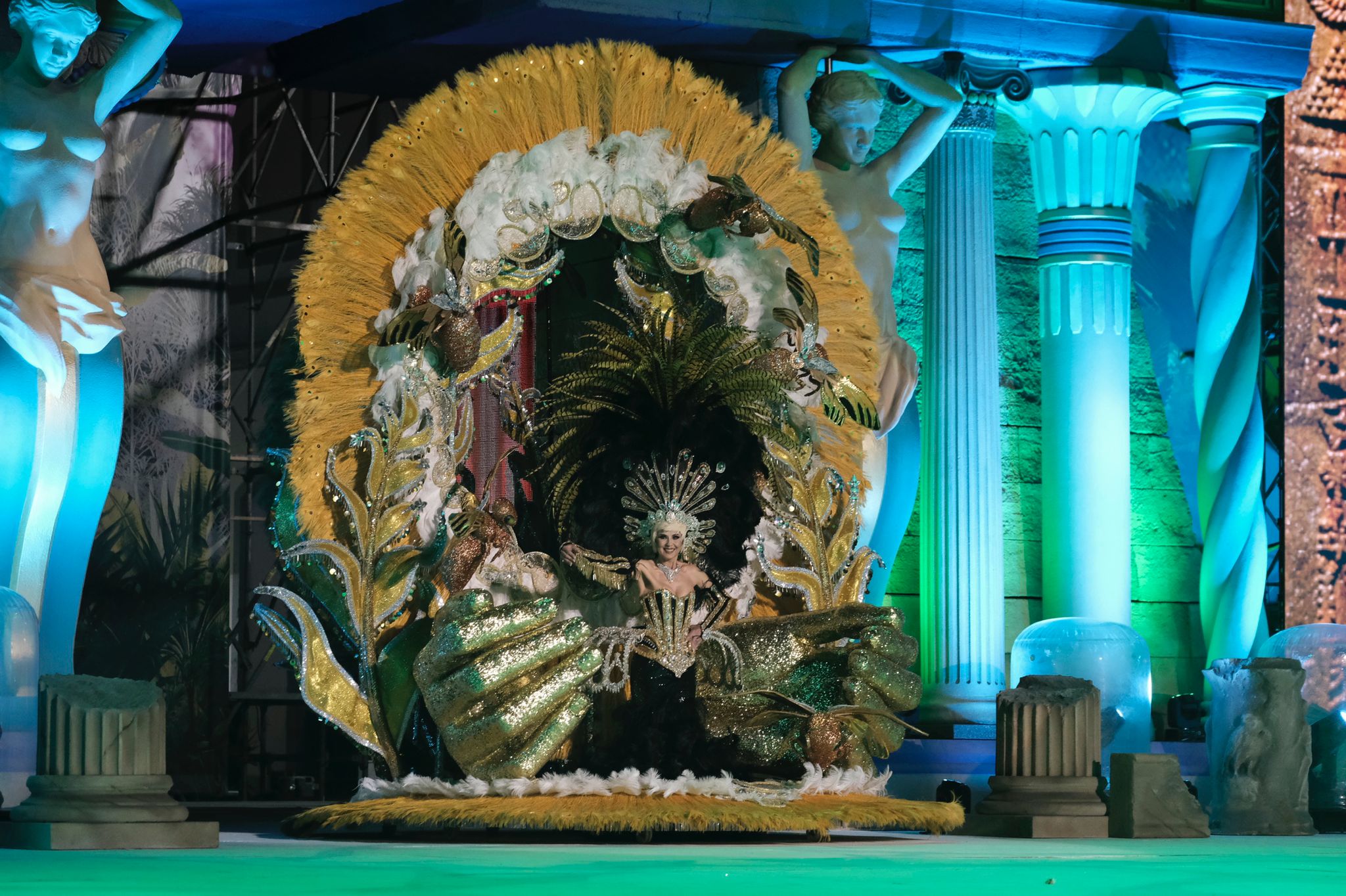 DISTRITO CENTRO presentó a María Rosa García Bolaños con la fantasía ‘Reina al fin, en mi plena juventud’ con un diseño de Kevin Rodríguez González y Enrique González Martín