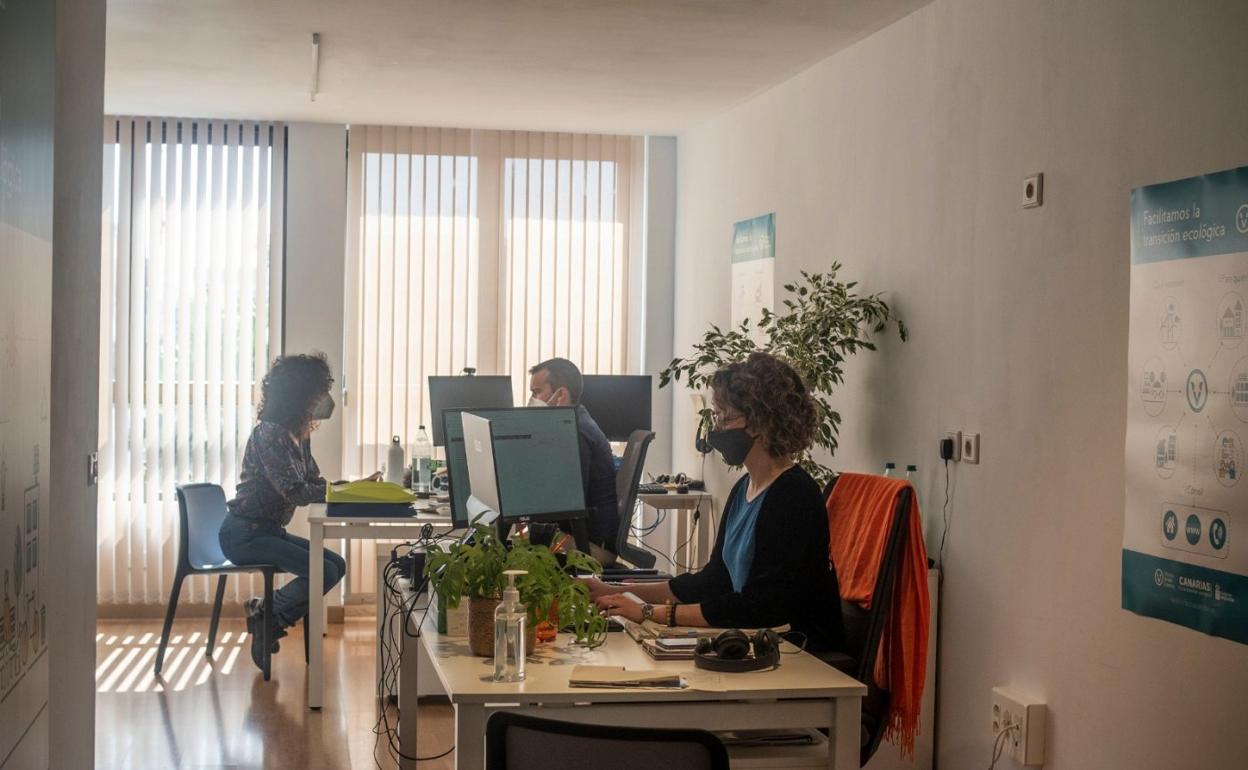 La coordinadora de las Oficinas Verdes, Carmen Nieves González, visita a sus compañeros Rubén y Bárbara en la sede de Gran Canaria. 
