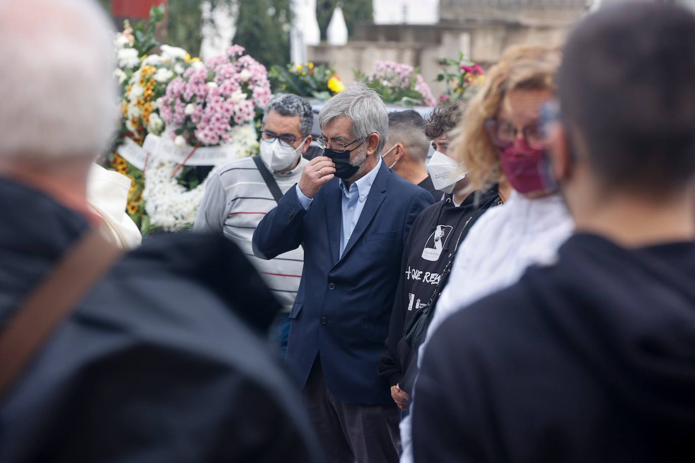 Imagen secundaria 2 - Emotivo adiós al joven que falleció tras ser agredido