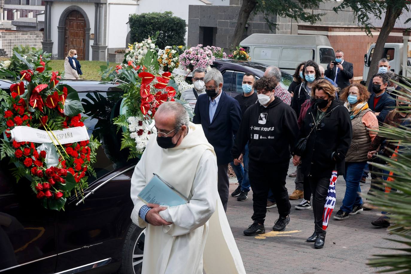 Imagen principal - Emotivo adiós al joven que falleció tras ser agredido
