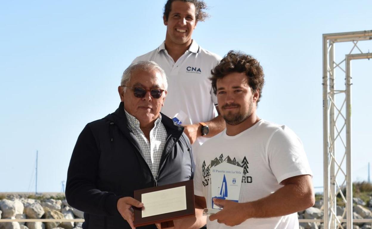 El deportista isleño Ángel Granda posa con su nuevo trofeo logrado en aguas andaluzas. 